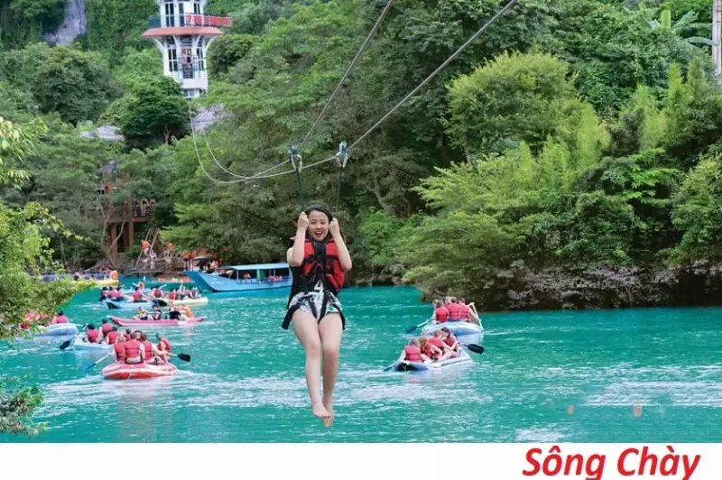 Du khách tham gia hoạt động zipline hoặc chèo kayak trên dòng sông Chày xanh biếc tại Quảng Bình, điểm nhấn của tour quảng bình 3 ngày 2 đêm mạo hiểm.